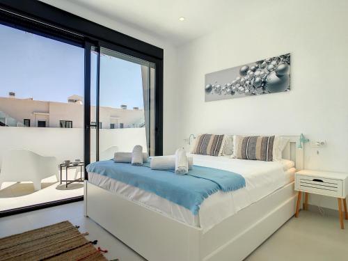 Tempat tidur dalam kamar di Ribera Nature Villa - 7209