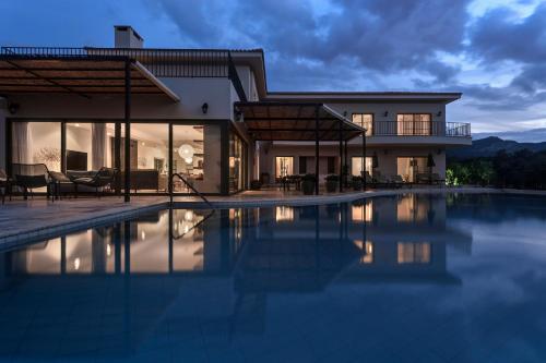 Piscina en o cerca de Villa Adam Beach Front with Private Butler