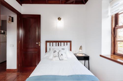 a bedroom with a bed with a wooden headboard at Facundo A in Barlovento
