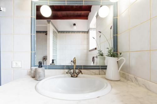 uma casa de banho com um lavatório e um espelho em Facundo A em Barlovento
