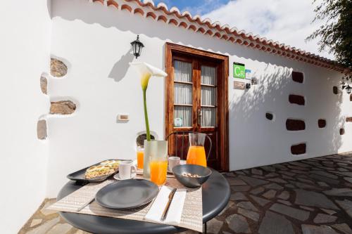 a table with plates of food on a patio at Facundo A in Barlovento