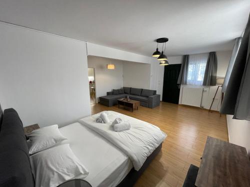 ein Schlafzimmer mit einem Bett und ein Wohnzimmer in der Unterkunft Nala's Apartment II in Nafplio