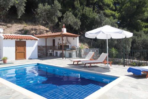 スコペロスにあるVilla Maroの家の隣に椅子2脚とパラソル1本付きのプールがあります。