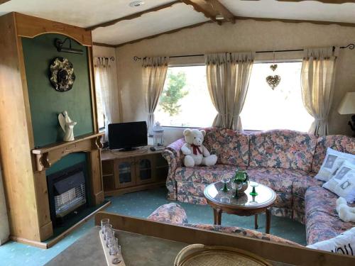 a living room with a couch and a tv at Leśna Cisza w Ładnówku 1 in Kruszyny Szlacheckie