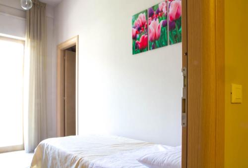 a bedroom with a bed and a painting on the wall at Il Fiore in una Stanza in Itri
