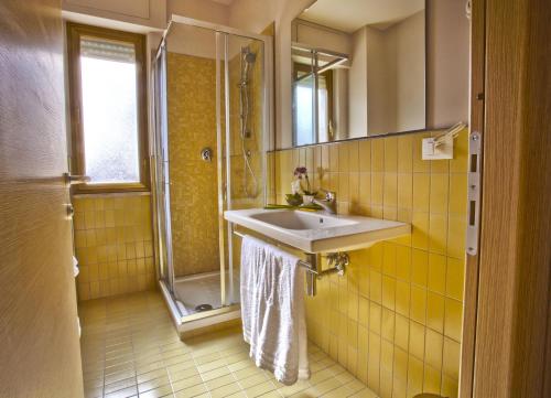a bathroom with a sink and a shower at Il Fiore in una Stanza in Itri