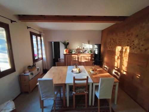 Una cocina con una mesa y sillas en una habitación. en B&B Terre Di Bea, en Pederobba