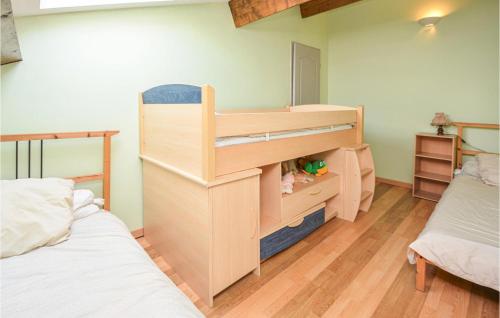 Våningssäng eller våningssängar i ett rum på 2 Bedroom Pet Friendly Home In Cessenon Sur Orb
