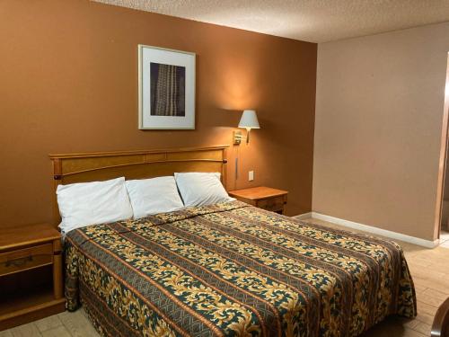 Ένα ή περισσότερα κρεβάτια σε δωμάτιο στο Regalodge Motel