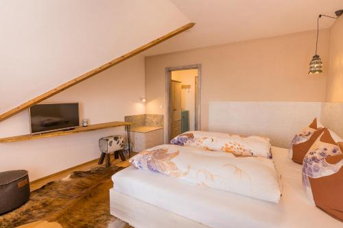 A bed or beds in a room at B&B Fischerstüble - adults only