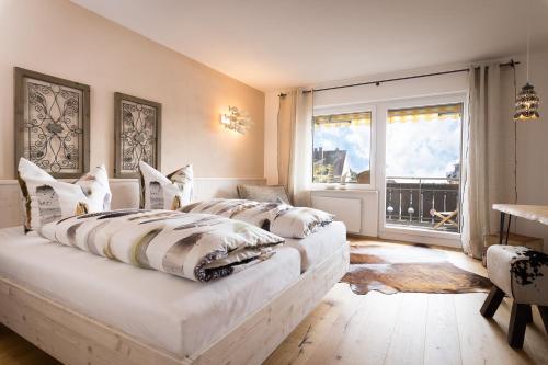 1 dormitorio con 2 camas y ventana grande en B&B Fischerstüble - adults only, en Hagnau