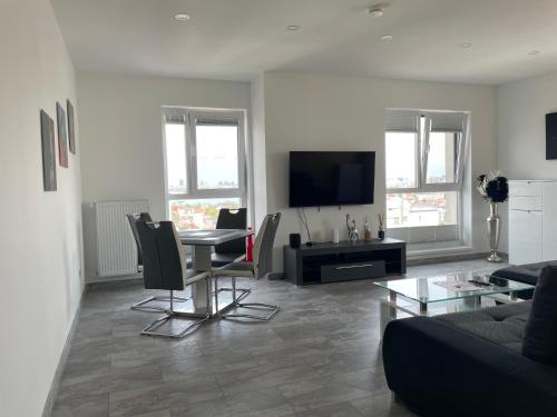 Lakeview 2 Room Penthouse Rooftop Terrace W15 – Photos 4