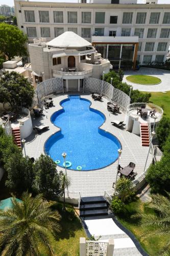 Bazén v ubytování Stardom Resort Jaipur nebo v jeho okolí