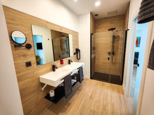 a bathroom with a sink and a shower at El Cielo de Muriel mejor Hotel Starlight del mundo Astroturismo y Naturaleza in Muriel Viejo