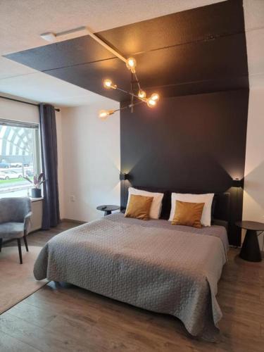 a bedroom with a large bed with a black wall at Marianna - studio for two in Groningen