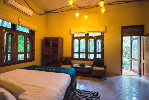 Katil atau katil-katil dalam bilik di Pench Jungle Camp