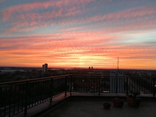 een balkon met uitzicht op de zonsondergang bij Sunset Terrace Apartment in Klaipėda