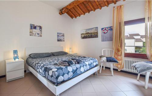 een slaapkamer met een bed en een raam bij Cosy Apartment in the heart of the medioeval Walls in Montagnana