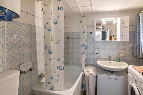 La salle de bains est pourvue d'une baignoire, d'une douche et d'un lavabo. dans l'établissement Casa Comero, à Trasquera