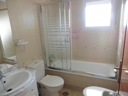 łazienka z toaletą, umywalką i prysznicem w obiekcie Seychelles Two Bedroom Apartment RP043 w mieście La Manga del Mar Menor