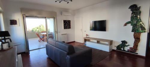 een woonkamer met een bank en een tv bij Superior Etna House in Valverde