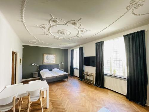 een slaapkamer met een bed en een kroonluchter bij aday - Frederikshavn City Center - Luxurious room in Frederikshavn
