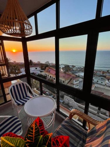 Camera con vista sull'oceano, tavolo e sedie. di Apartamento Garza Blanca a Bajamar