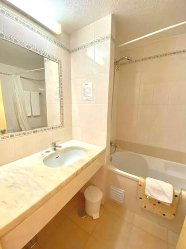 Kamar mandi di Apartamentos Edificio Albufeira - Alojamento Local