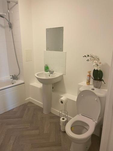 Kylpyhuone majoituspaikassa Deluxe 2-Bedroom Home Away