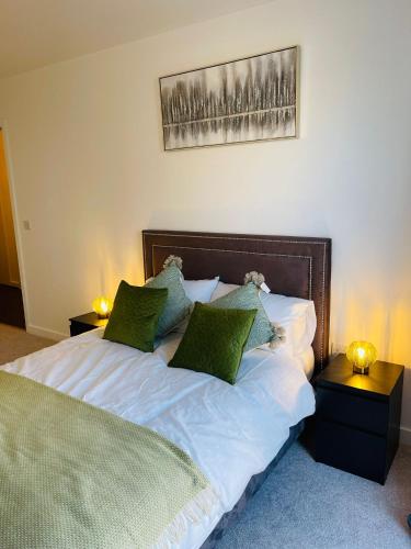 Un pat sau paturi într-o cameră la Deluxe 2-Bedroom Home Away