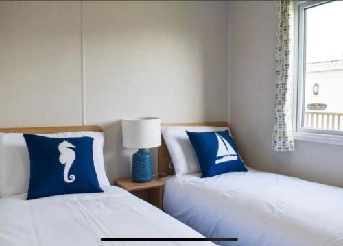two beds sitting next to each other in a bedroom at 2 Bed - Sleeps 6 - 15min Walk to Beach in Morecambe