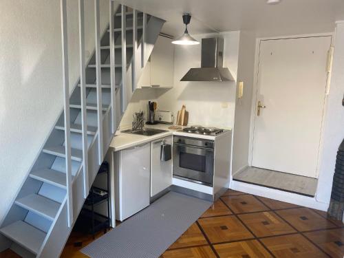 une cuisine avec un escalier en colimaçon dans une pièce dans l'établissement CASA MARE, à Nice