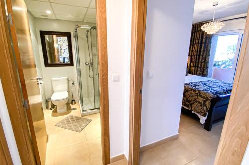 une salle de bain avec douche et toilettes dans une chambre dans l'établissement Luxury South Facing Ground Floor Apt at Mar Menor, à Torre-Pacheco