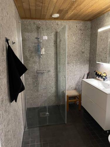 a bathroom with a shower and a sink at Ihana huoneisto Turun Kakolassa in Turku