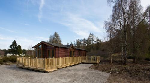 Gallery image of 2-Bed Cottage with Hot Tub at Loch Achilty NC500 in Strathpeffer