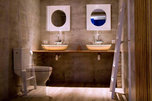 - Baño con 2 lavabos y aseo en Oud-Hollands Huus - Vakantiehuisje Veluwe en Ede