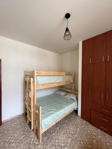 a bedroom with two bunk beds in a room at Casa completa piscina 3 Habitaciones en Chanchamayo in La Merced