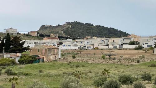 uma aldeia com casas e uma montanha ao fundo em Appartamento Canalotto 65 2 piano em Realmonte