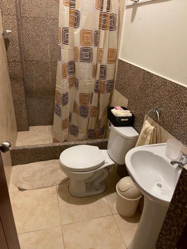 Ένα μπάνιο στο Casa completa piscina 3 Habitaciones en Chanchamayo