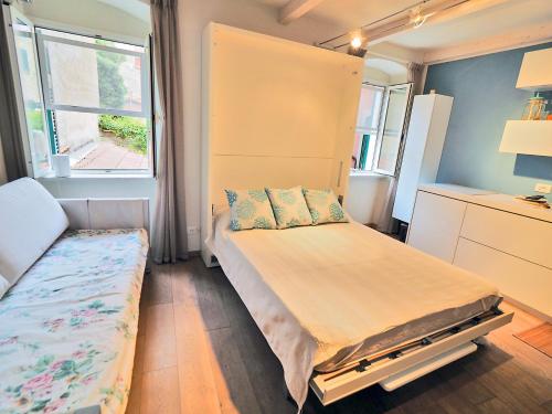 - une petite chambre avec un lit et une fenêtre dans l'établissement A Sante, à Lerici