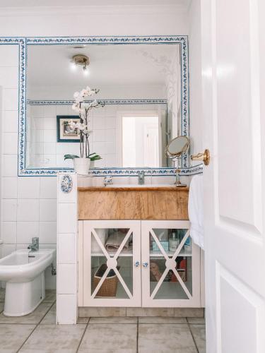 a bathroom with a sink and a mirror at Pasito Blanco Holiday Home - Casa Yairan in Pasito Blanco