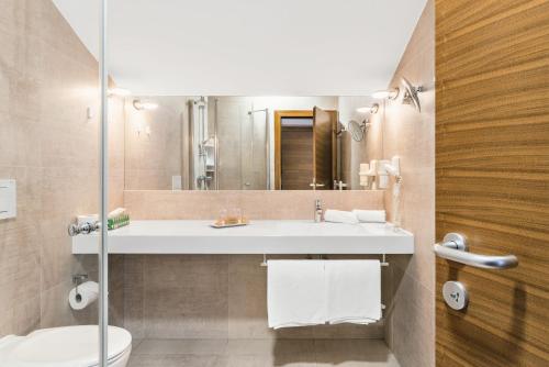 Kylpyhuone majoituspaikassa Hotel Weingut Rosenhof