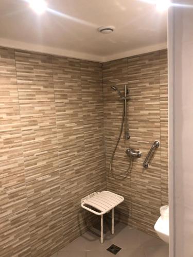 ポン・オードゥメールにあるオテル ル ドラッカーのバスルーム(シャワー、ベンチ付)