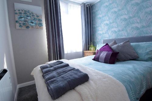ein Schlafzimmer mit einem Bett mit einer Decke darauf in der Unterkunft Pet friendly sleeps 6 Chalet Bridlington free elec in Bridlington
