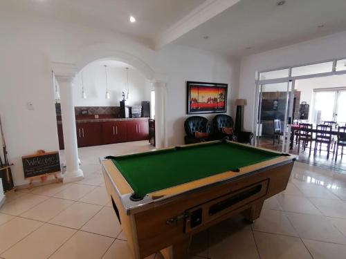 uma sala de estar com uma mesa de bilhar em Palm View Guest House em Pretoria