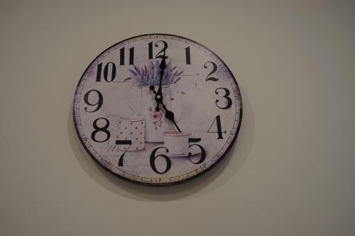 un reloj está colgando de una pared en Csengő Vendégház, en Kiskőrös