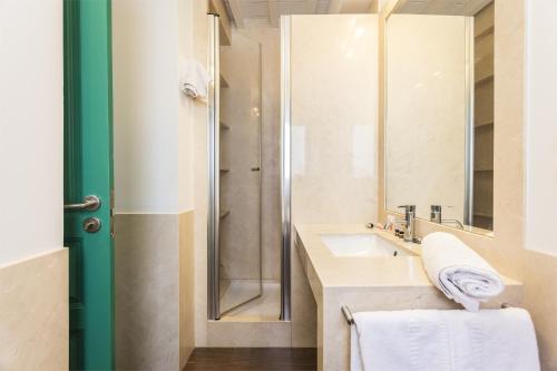 A bathroom at Apartamentos Laurel Suites