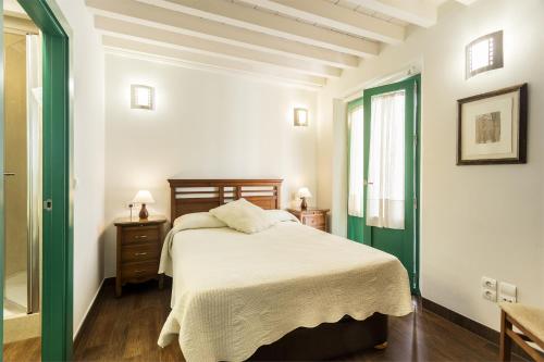 A bed or beds in a room at Apartamentos Laurel Suites