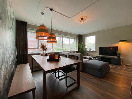 uma sala de estar com uma mesa e um sofá em Hakuna Matata - 4p apartment Groningen Center em Groningen