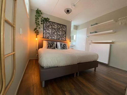Кровать или кровати в номере Hakuna Matata - 4p apartment Groningen Center